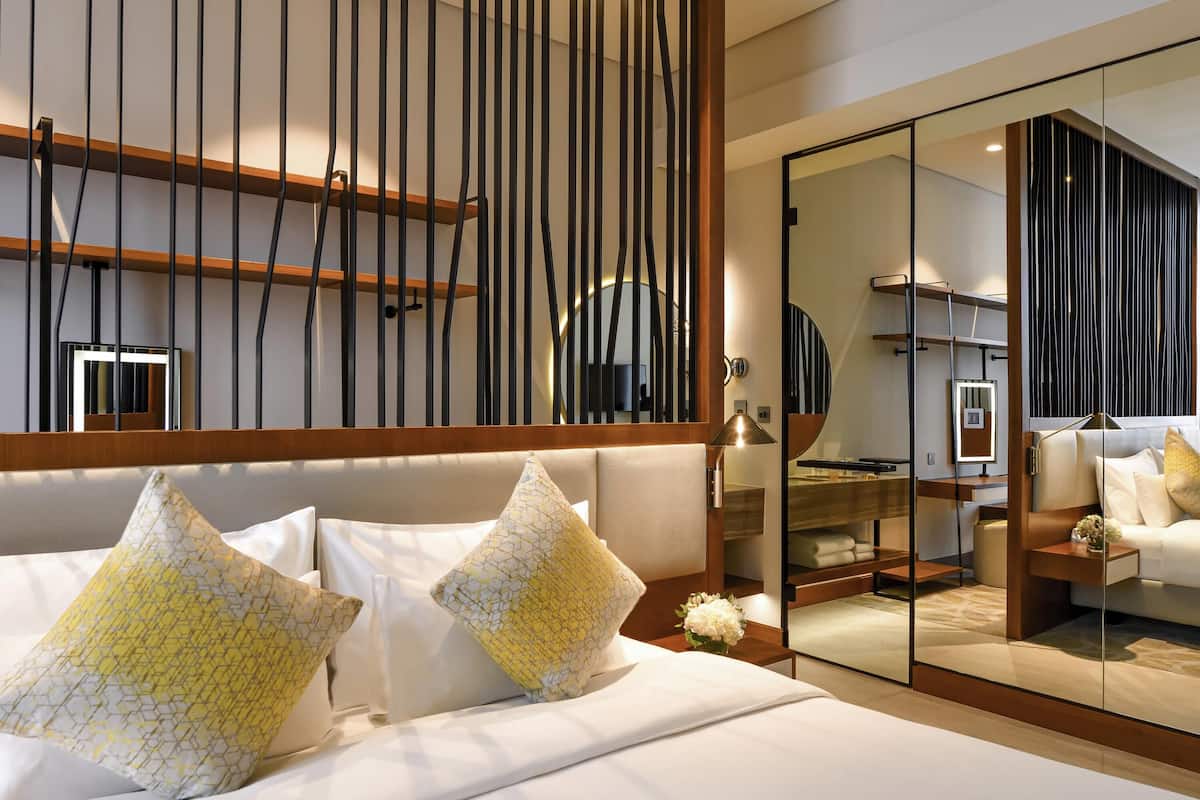 Frigobar, cofres nos quartos, escrivaninha, cortinas blackout