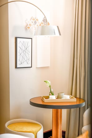 1 chambre, minibar, coffres-forts dans les chambres, bureau