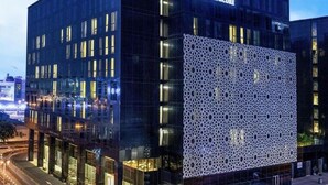 Un bâtiment moderne avec l’enseigne « Grand Mercure » sur la façade.