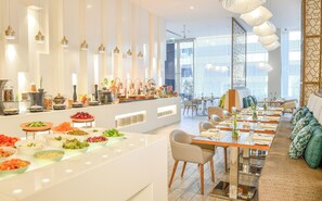 Deluxe Room, 2 Twin Beds with Free Airport Transfer & Shuttle to La Mer & Malls | 1 間睡房、迷你吧、房內夾萬、書桌