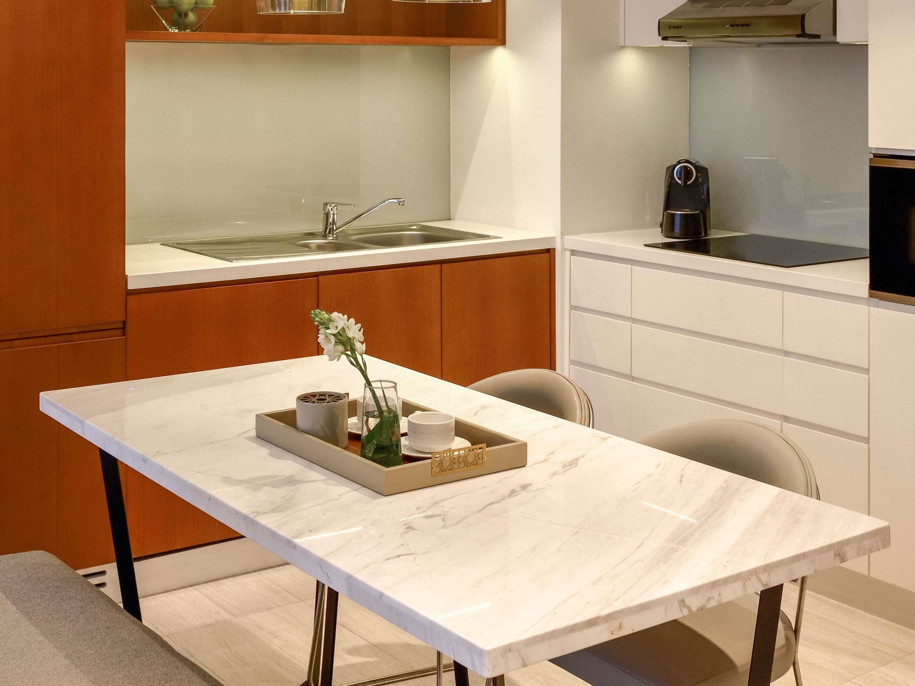 Minibar, Zimmersafe, Schreibtisch, Verdunkelungsvorhänge