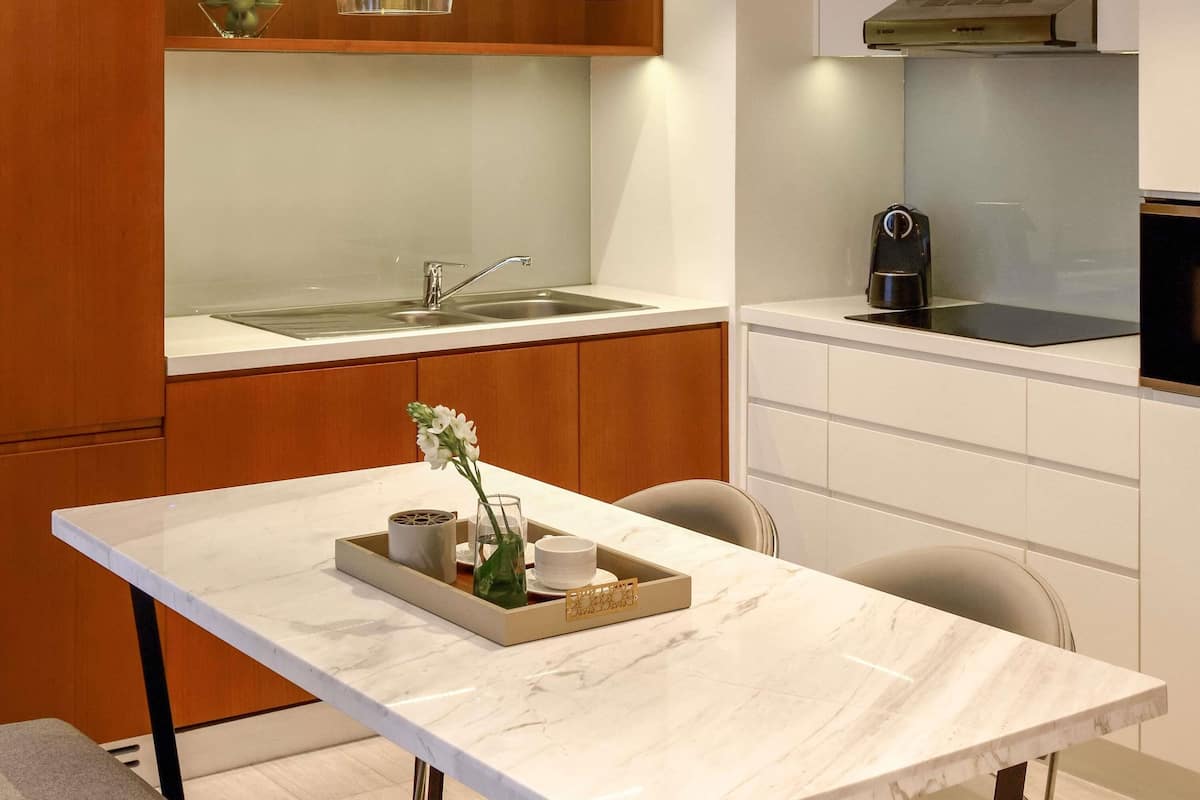 Frigobar, cofres nos quartos, escrivaninha, cortinas blackout