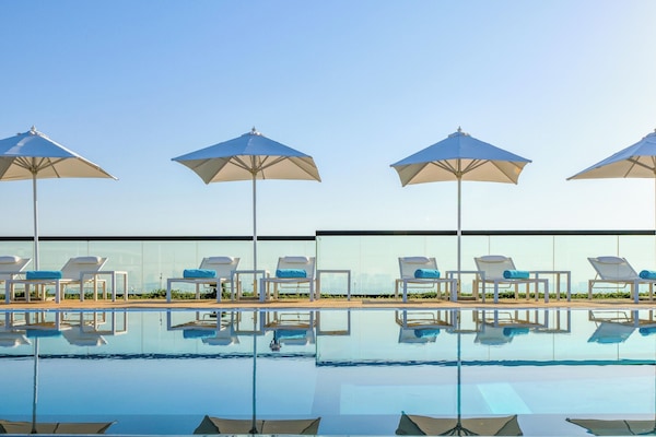 Suite (Dubai) with Free Airport Transfer & Shuttle to La Mer & Malls | 1 camera, minibar, una cassaforte in camera, una scrivania