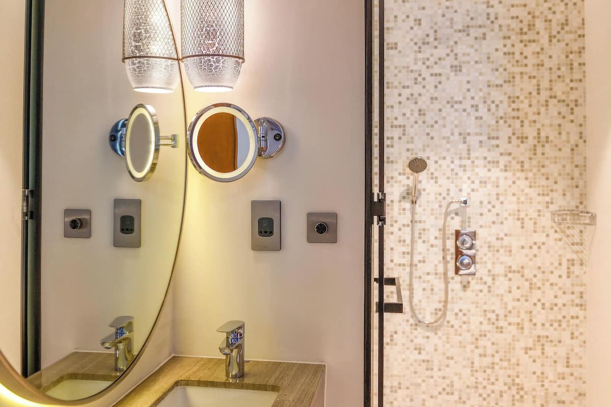 combined shower/bathtub, rainfall showerhead, eco-friendly toiletries