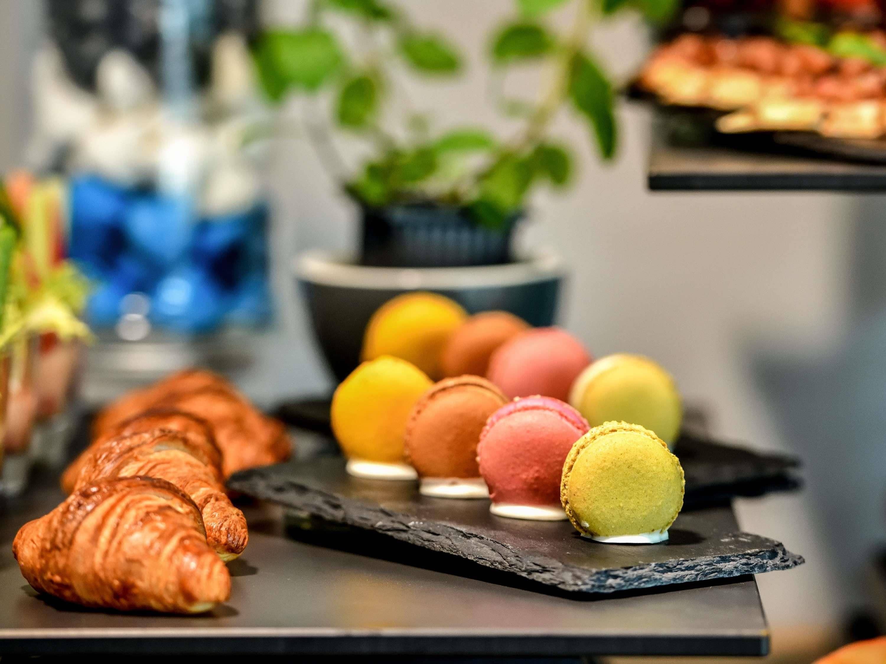Een presentatie van desserts met macarons en croissants.