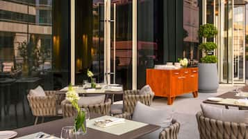 2 restaurantes: opção de café da manhã, almoço e jantar