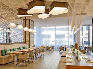 2 restauranter, frokost, lunsj og middag serveres, retter fra midtøsten