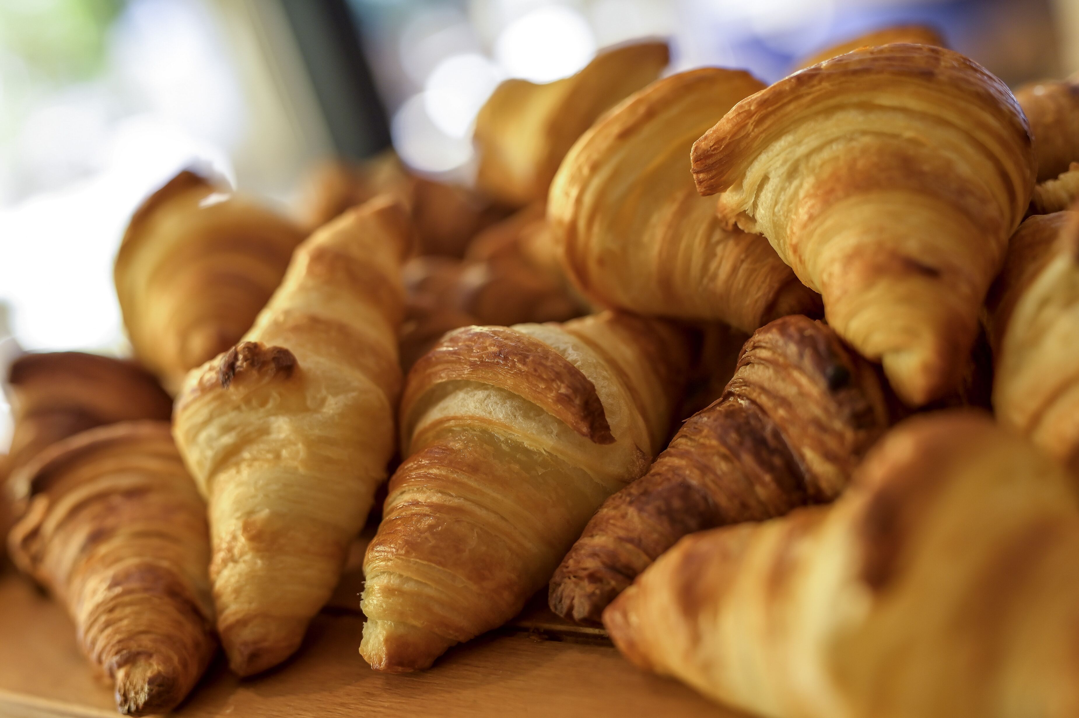 Gros plan sur plusieurs croissants de couleur brun doré.
