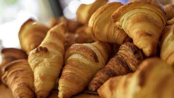 Gros plan sur plusieurs croissants de couleur brun doré.