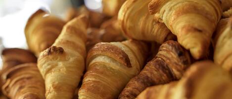 Un primer plano de varios croissants dorados y crujientes.
