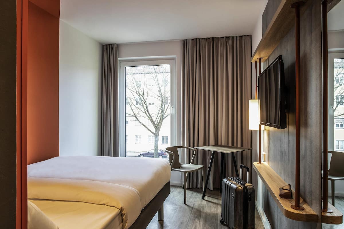 standard double room, 1 double bed | hypo-allergenic bedding, blackout curtains, soundproofing, free wifi