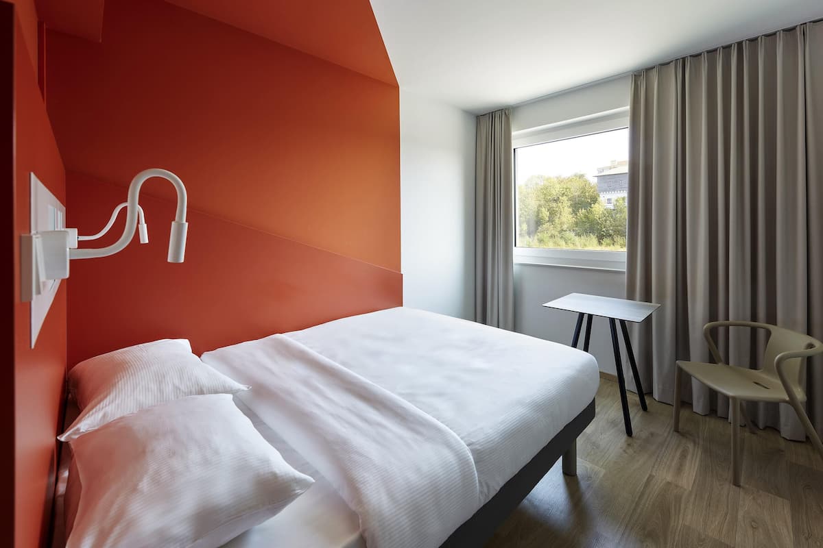 standard double room, 1 double bed | hypo-allergenic bedding, blackout curtains, soundproofing, free wifi