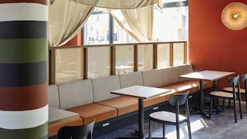 Tägliches Frühstücksbuffet (18 EUR pro Person)