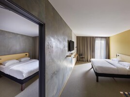 1 bedroom, desk, blackout drapes, soundproofing