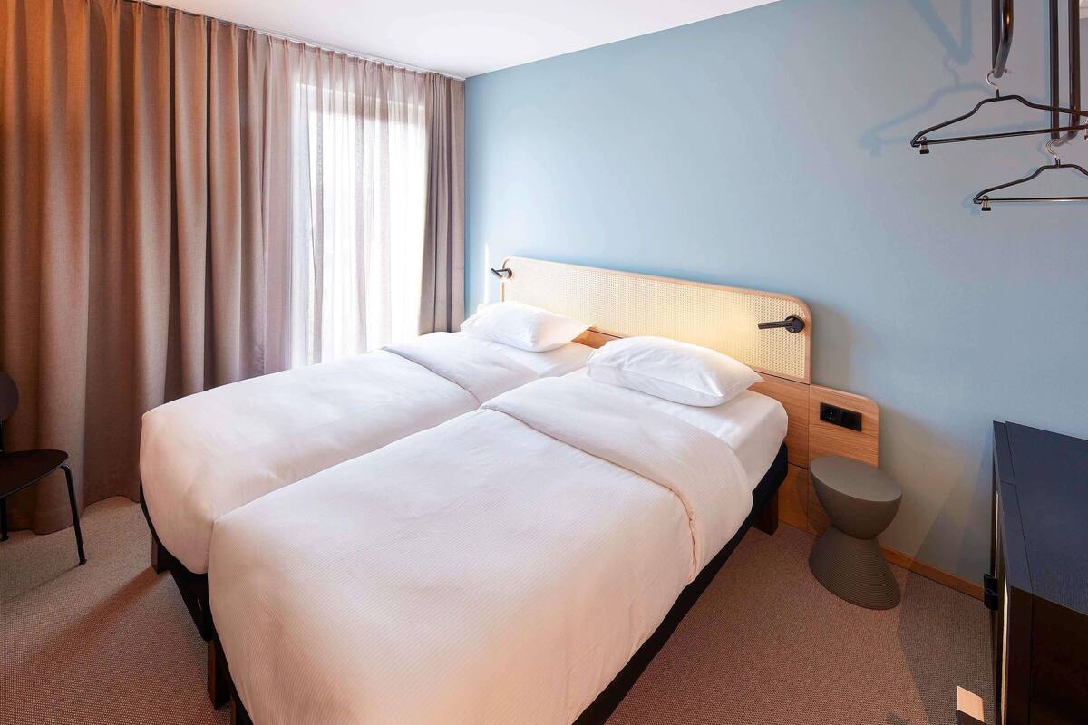 Standardrum - 2 enkelsÀngar | Skrivbord, mörklÀggningsgardiner, ljudisolering och gratis wi-fi