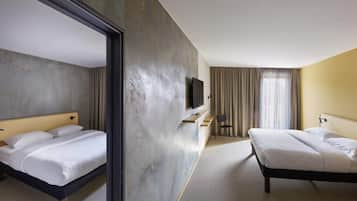 Phòng Suite Tiêu chuẩn, 2 giường đôi, phòng thông nhau (Family) | 1 phòng ngủ, bàn, màn/rèm cản sáng, phòng cách âm