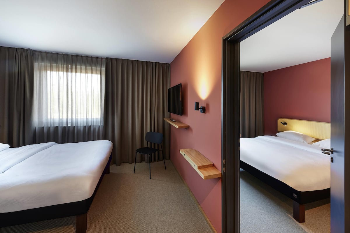 Svit Standard - 2 dubbelsÀngar - anslutande rum (Family) | Skrivbord, mörklÀggningsgardiner, ljudisolering och gratis wi-fi