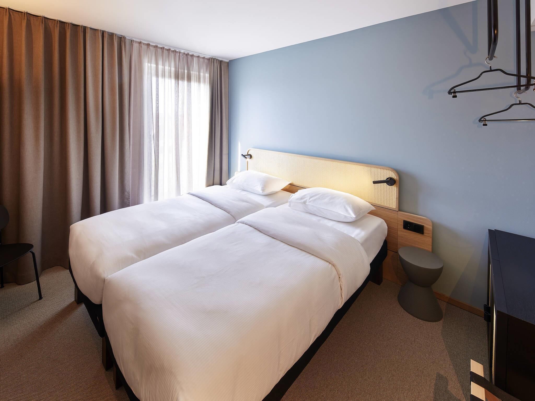Kamar Standar, 2 Tempat Tidur Twin | Meja kerja, tirai kedap cahaya, kedap suara, dan Wi-Fi gratis