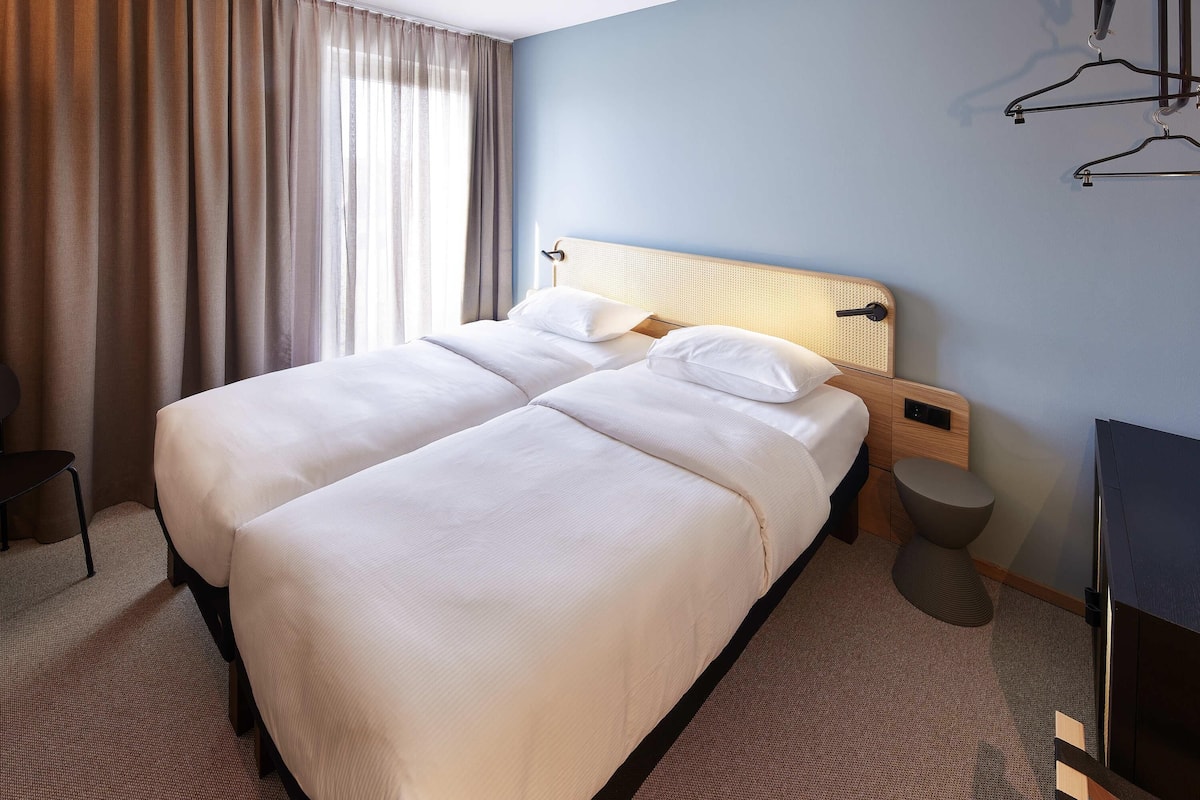 Standard Room, 2 Twin Beds | Desk, blackout drapes, soundproofing, free WiFi