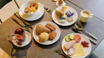 Se ofrece un desayuno bufé (18 EUR por persona)