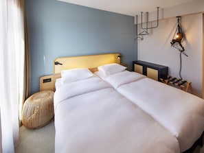Quarto standard, 2 camas de solteiro | Escrivaninha, cortinas blackout, quartos à prova de som
