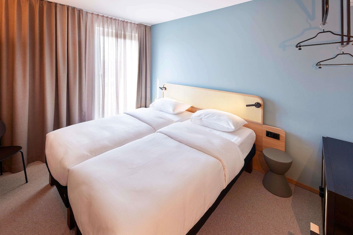 Rom – standard, 2 enkeltsenger | Skrivebord, blendingsgardiner, lydisolert og wi-fi (inkludert)