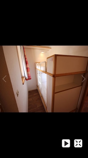 2 chambres, lit parapluie, draps fournis