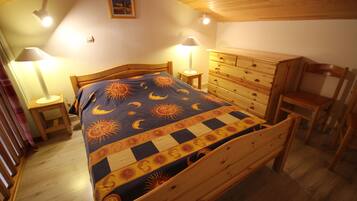 2 bedrooms, travel cot, bed sheets