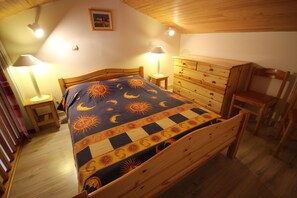 2 habitaciones, cuna de viaje y ropa de cama 