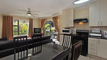 Full-sized fridge, microwave, oven, stovetop