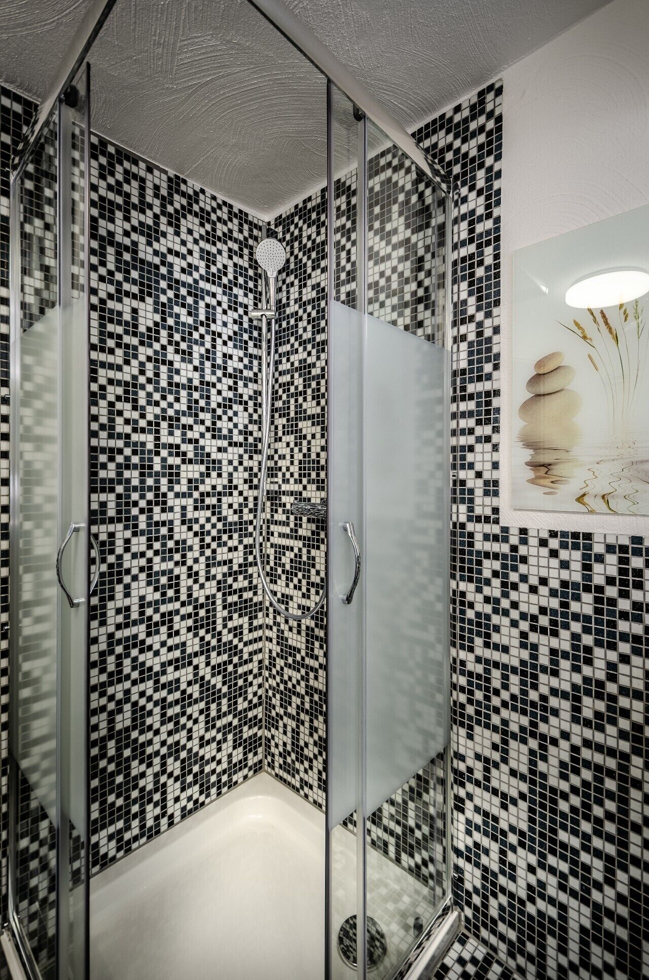 Dusche, Haartrockner, Handtücher, Toilettenpapier