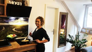 Studio (Haus Landsknecht - Fewo) | Private kitchen | Fridge, microwave, stovetop, coffee/tea maker