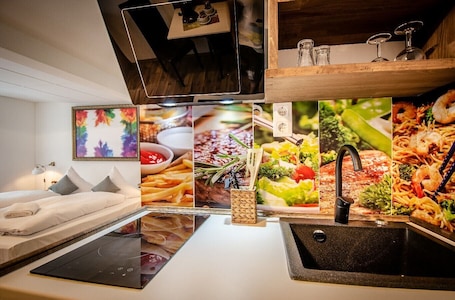 Refrigerador, microondas, placa de cocina, cafetera/tetera