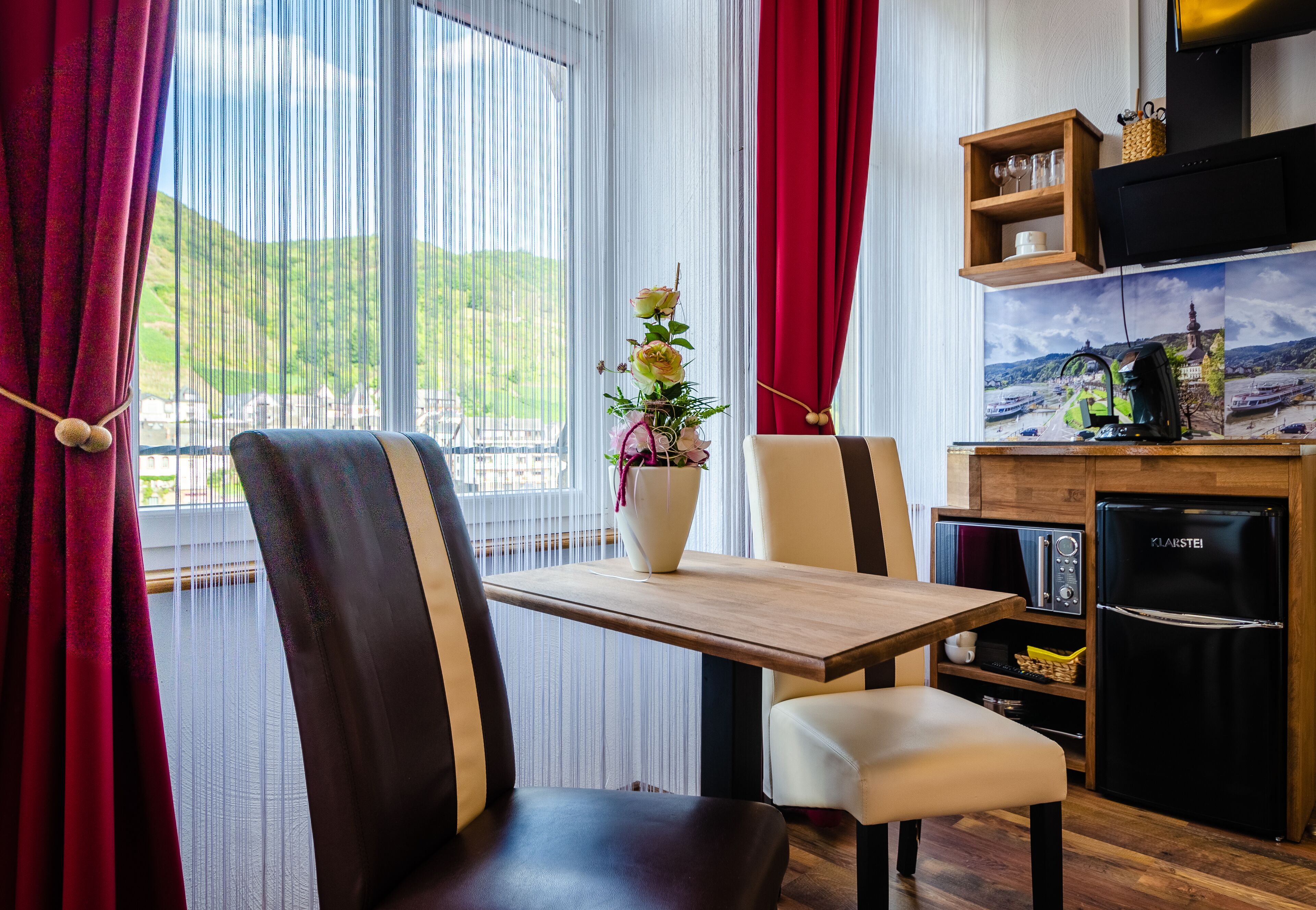 Haus Landsknecht - Erker Apartments | Essbereich im Zimmer