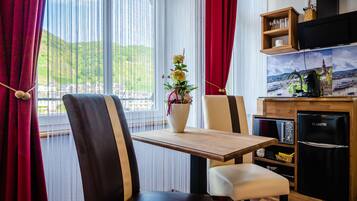 Haus Landsknecht - Erker Apartments | Essbereich im Zimmer