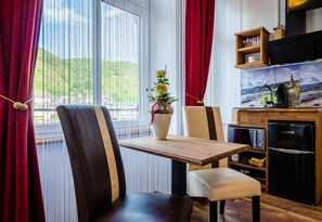 Studio (Haus Landsknecht - Erker Apartments) | In-room dining - MoselAlpen - schlafen & genießen (Cochem)