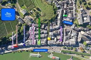 Luchtbeeld van een stad met straatnamen en gebouwen, waaronder bezienswaardigheden zoals 'Haus Am Markt' en 'Moselpromenade'.