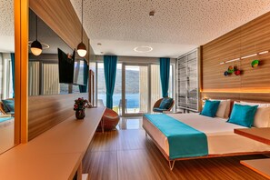 Minibar, desk, laptop workspace, soundproofing - Carine Hotel Kumbor (Kumbor)