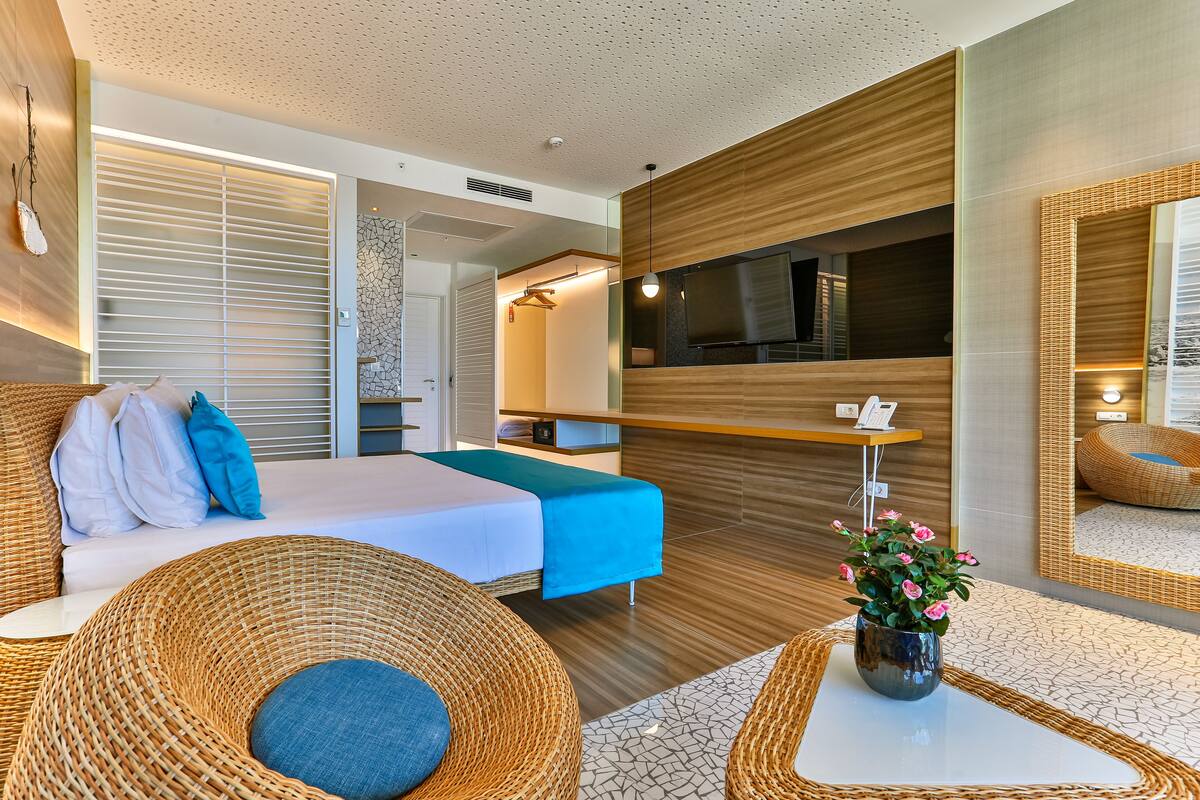 Minibar, bureau, espace de travail pour ordinateur portable