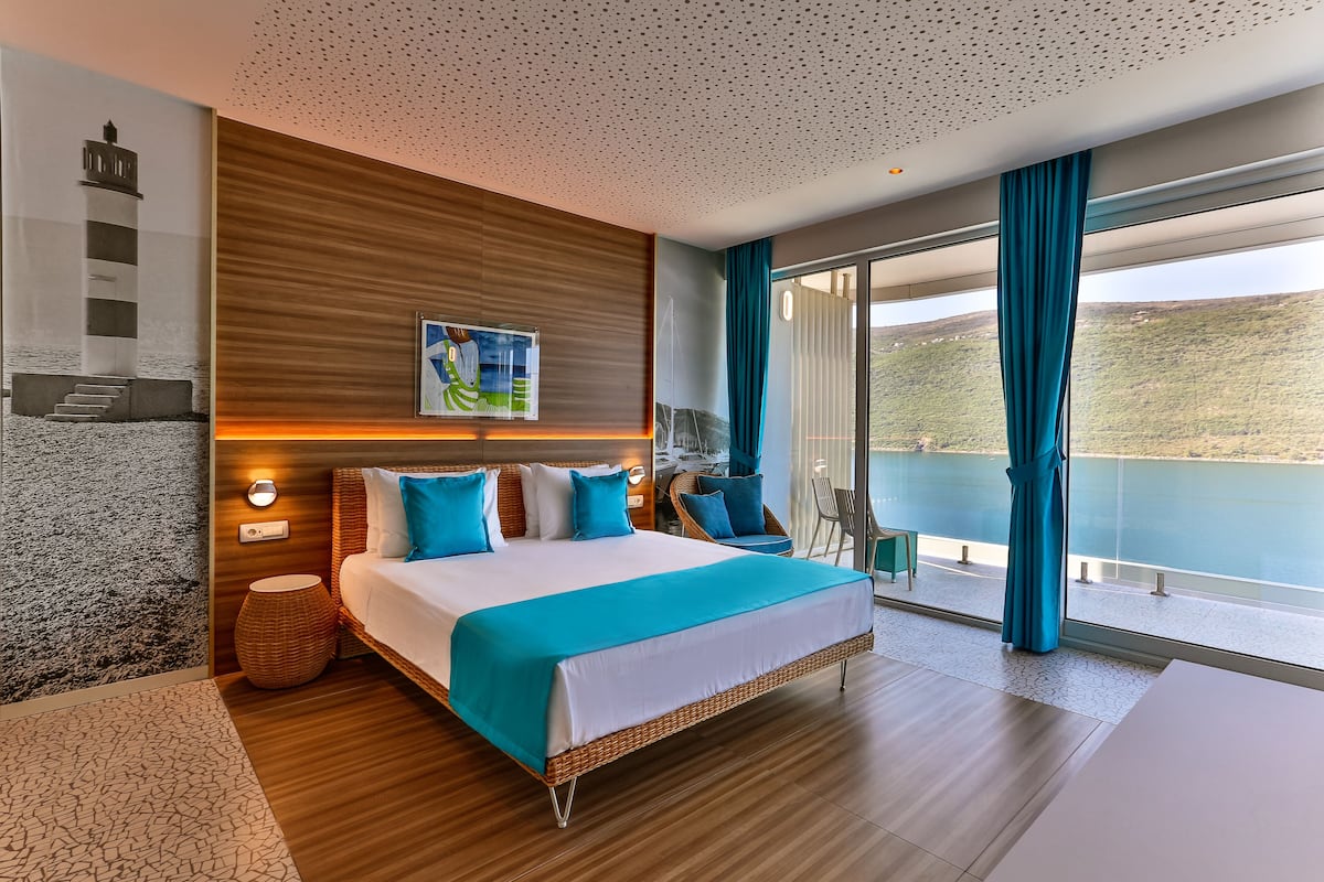 Suite estudio Deluxe, vistas al mar | Minibar, escritorio, espacio para trabajar con un portátil