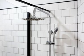 Family Twin Room | Bathroom | Shower, rainfall showerhead, free toiletries, hair dryer - LeL Madalena GuestHouse (Lisbon)