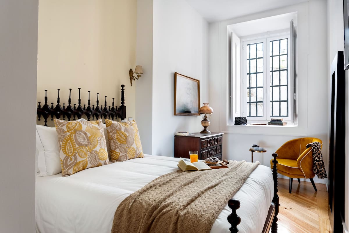 트래디셔널 더블룸 (Interior View) | 고급 침구, 메모리폼 침대, 각각 다른 스타일의 인테리어, 각각 다르게 가구 비치