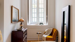 Traditional Double Room (Interior View) | Living area | 80-cm flat-screen TV with digital channels, TV, books - LeL Madalena GuestHouse (Lisbon)