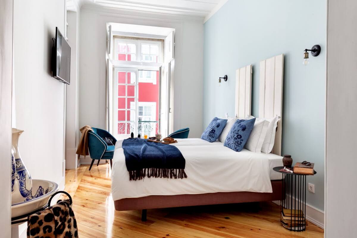 Kamar Twin Romantis | Seprai premium, busa memori, Wi-Fi gratis, dan didekorasi berbeda-beda