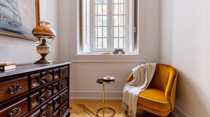 Quarto tradicional | Área de estar | TV de tela plana 80 cm com canais digitais, TV, livros