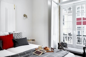 Quarto duplo família | Área de estar | TV de tela plana 80 cm com canais digitais, TV, livros