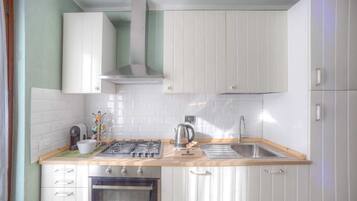 Frigorifero, microonde, forno, piano cottura