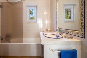 Ensemble douche/baignoire, sèche-cheveux, serviettes fournies, savon
