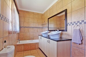 Chalet, 2 Bedrooms | Bathroom | Towels, toilet paper