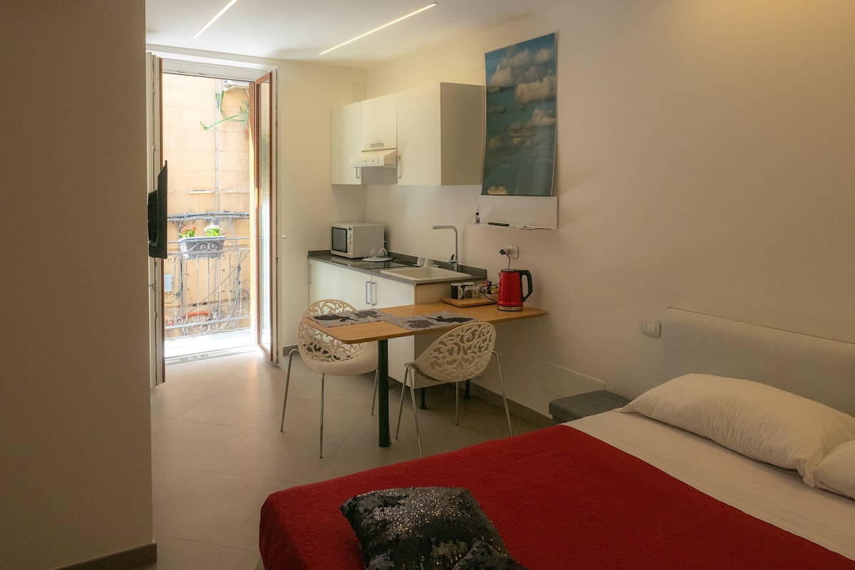 Minibar con artículos gratuitos y caja de seguridad en la habitación